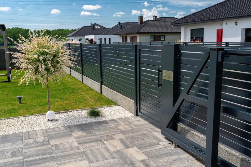 Un portail coulissant facilite l'acc&egrave;s &agrave; votre propri&eacute;t&eacute; sans empi&eacute;ter sur l'espace disponible
