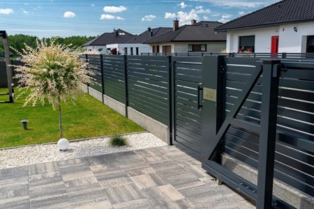 Un portail coulissant facilite l'acc&egrave;s &agrave; votre propri&eacute;t&eacute; sans empi&eacute;ter sur l'espace disponible